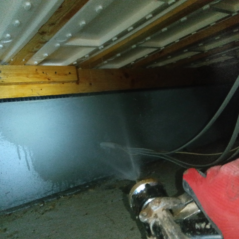 基礎に防蟻剤を吹き付けている様子