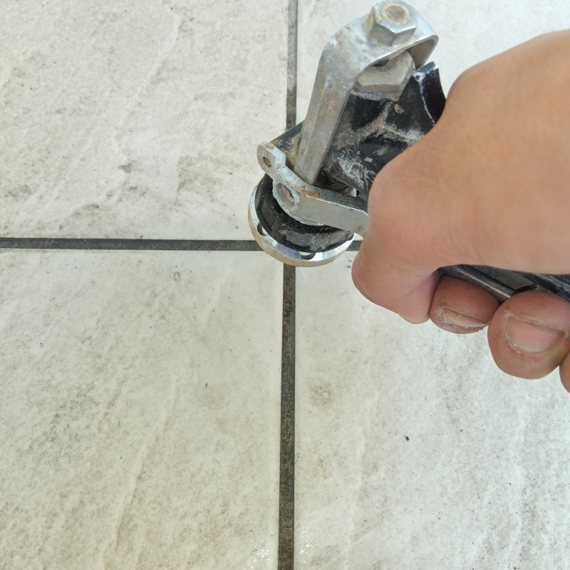 玄関床に穴を開けて防蟻剤を注入