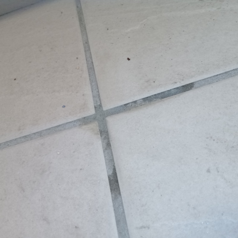 開けた穴をきれいに補修