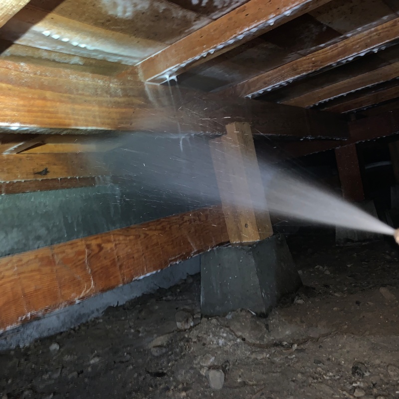 床下木材にシロアリ駆除剤を散布