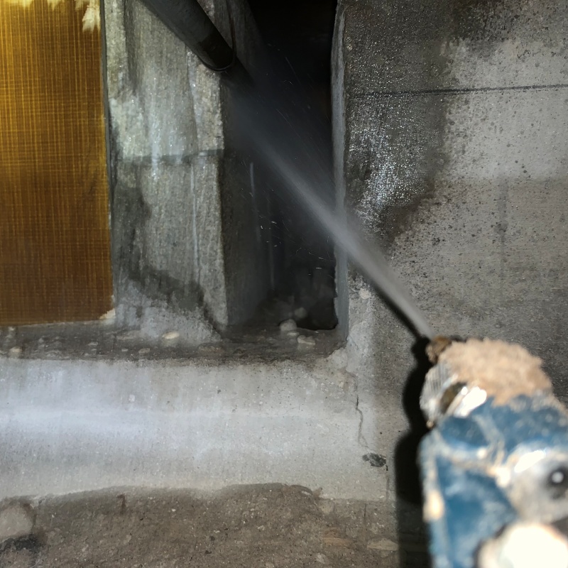 基礎にシロアリ駆除剤を散布