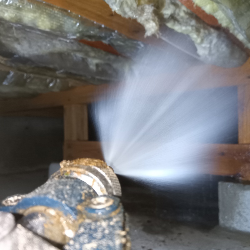 床下木材・断熱材にシロアリ駆除剤を散布