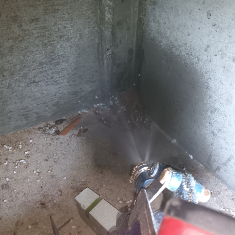 地面・基礎にシロアリ駆除剤を散布