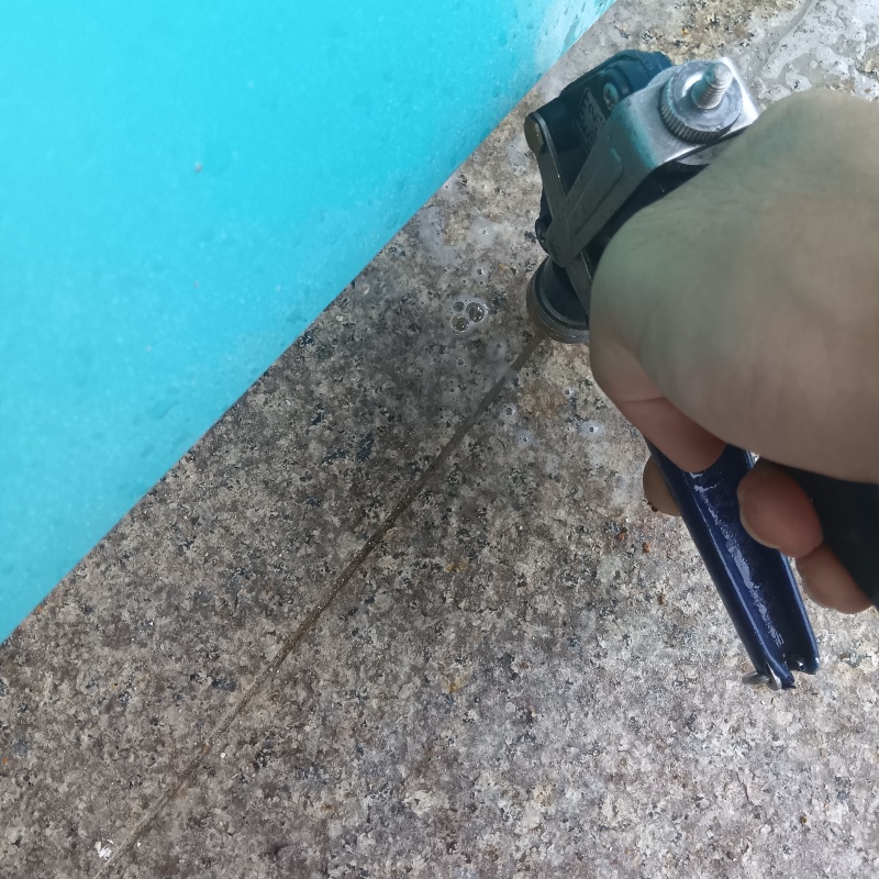 コンクリートに穴を開けてシロアリ駆除剤を注入