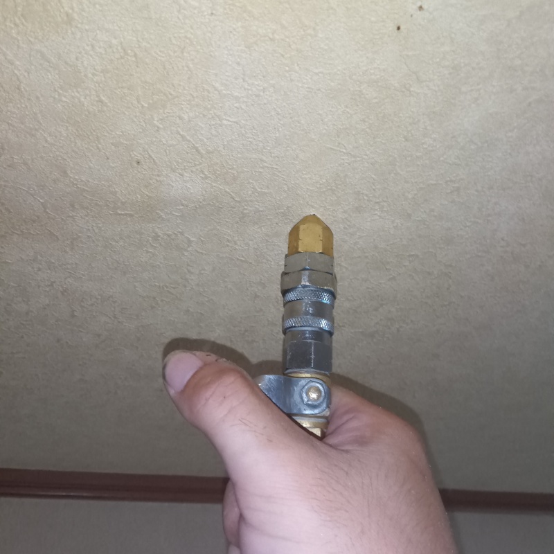 天井に穴を開けてシロアリ駆除剤を注入