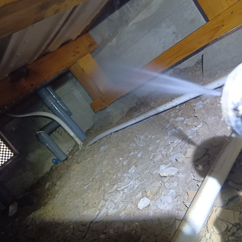 床下木材にシロアリ駆除剤を散布