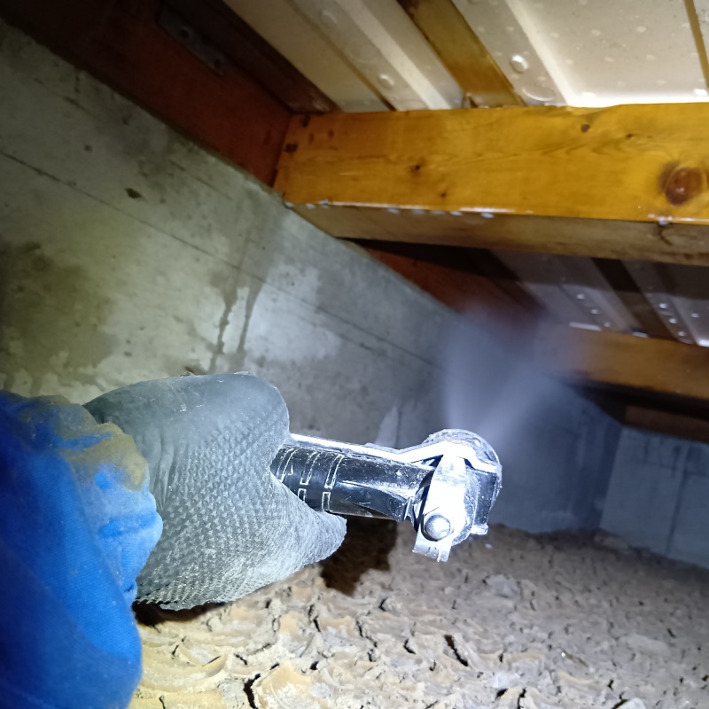 床下断熱材にシロアリ駆除剤を散布