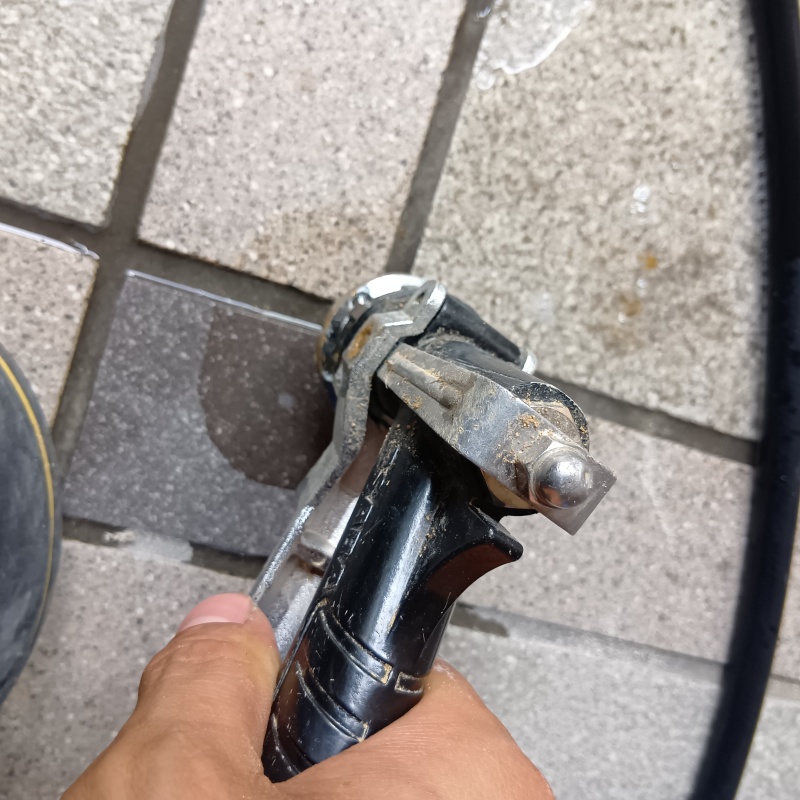 玄関床に穴を開けてシロアリ駆除剤を注入