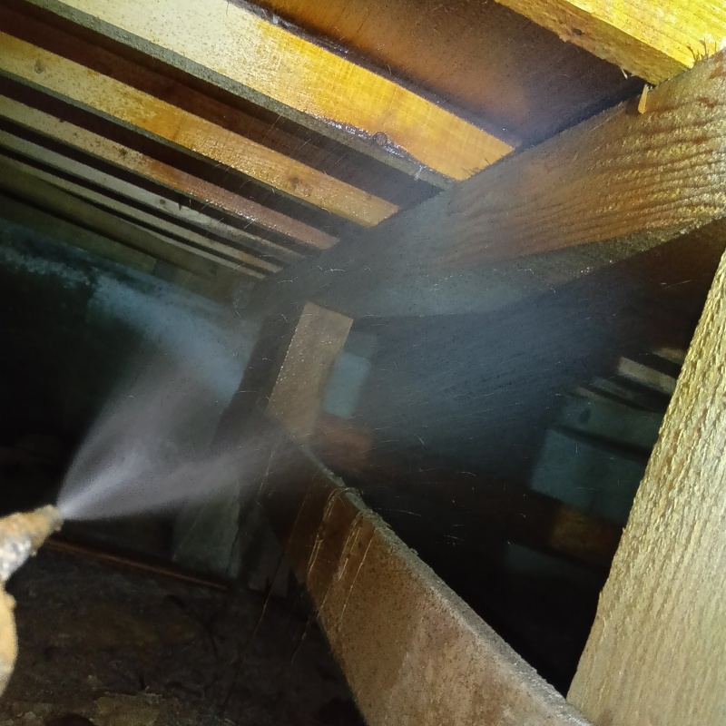 床下木材にシロアリ駆除剤を散布