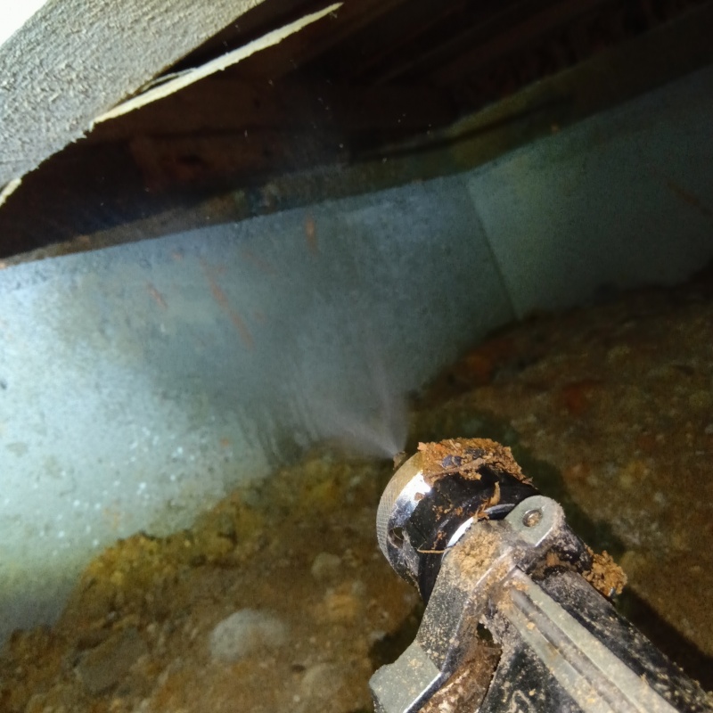 基礎にシロアリ駆除剤を散布