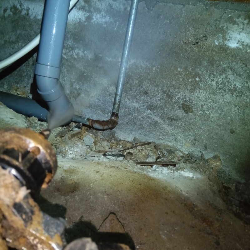 地面にシロアリ駆除剤を散布