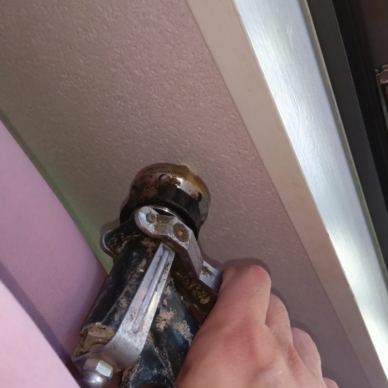 壁材に穴を開けてシロアリ駆除剤を注入