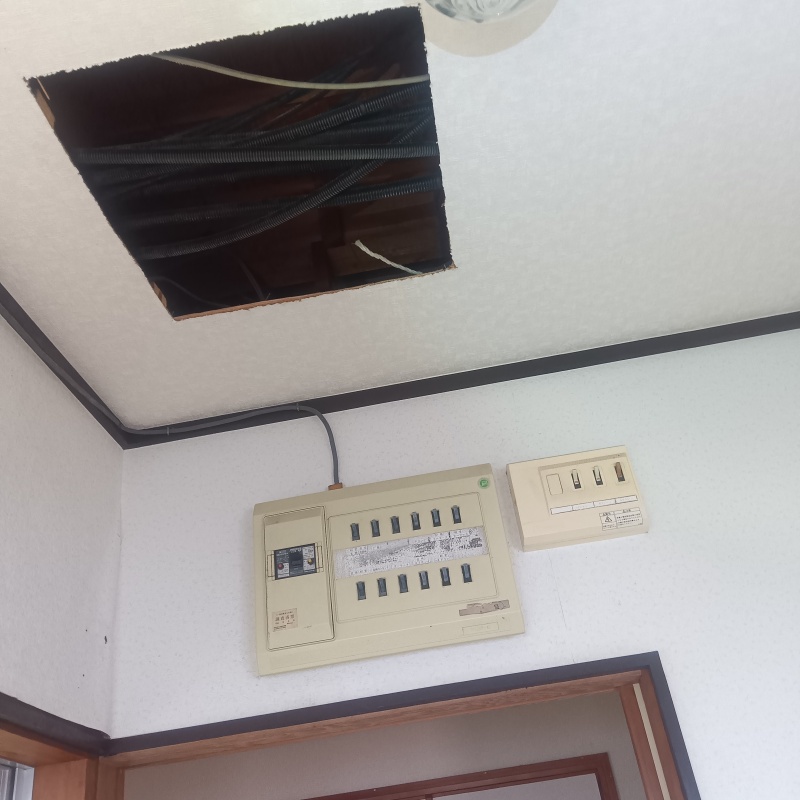 天井に点検口を作成している様子