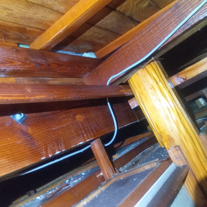 屋根裏の木材にシロアリ駆除剤を散布