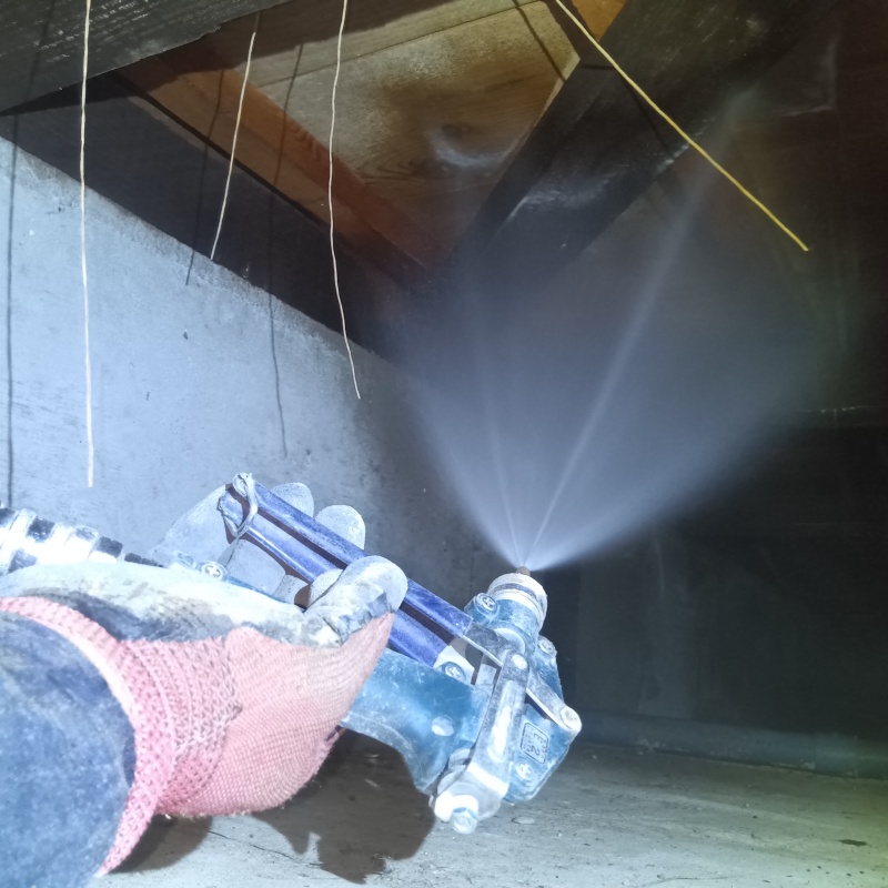 床下木材にシロアリ駆除剤を散布