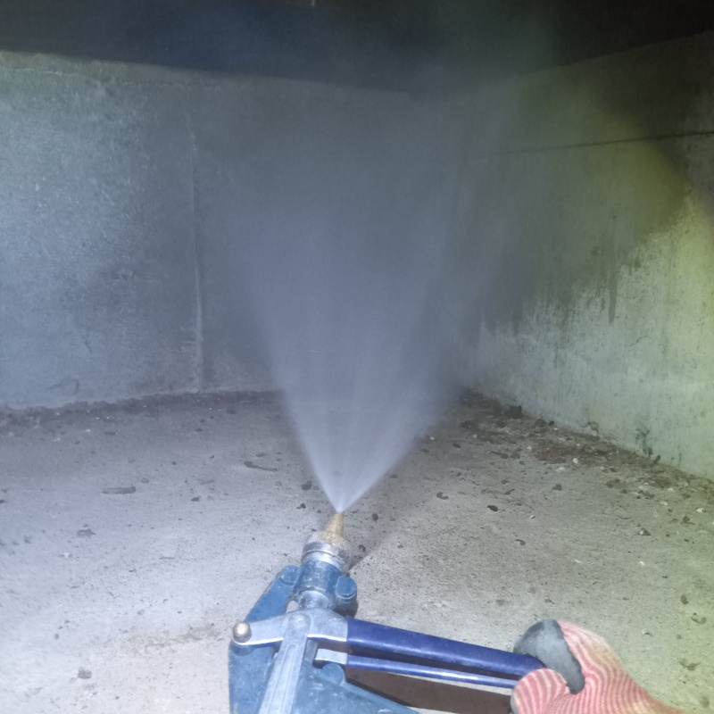 基礎にシロアリ駆除剤を散布