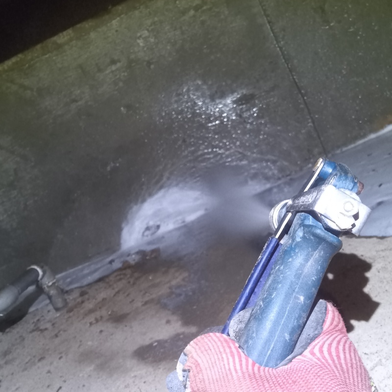 地面にシロアリ駆除剤を散布