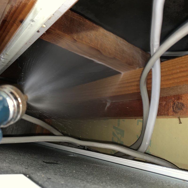 床下木材にシロアリ駆除剤を散布