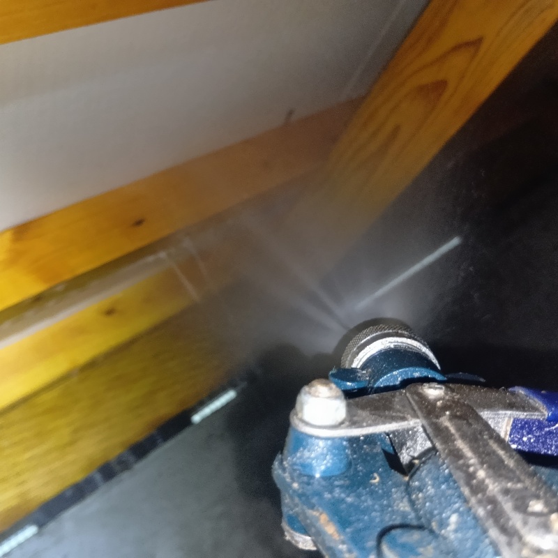 床下木材・断熱材にシロアリ駆除剤を散布