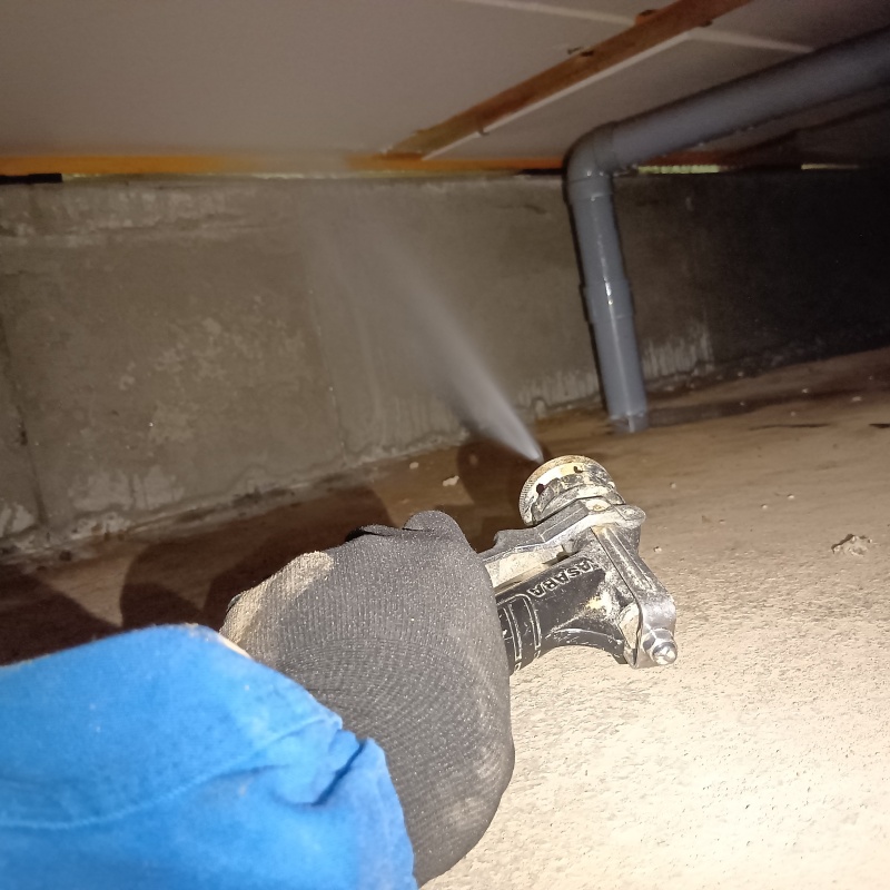 床下木材・断熱材に防蟻剤を散布