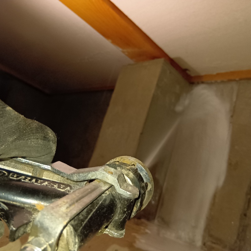 基礎に防蟻剤を散布