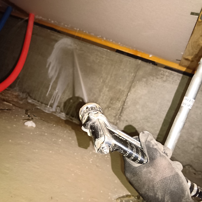 基礎に防蟻剤を吹き付ける様子