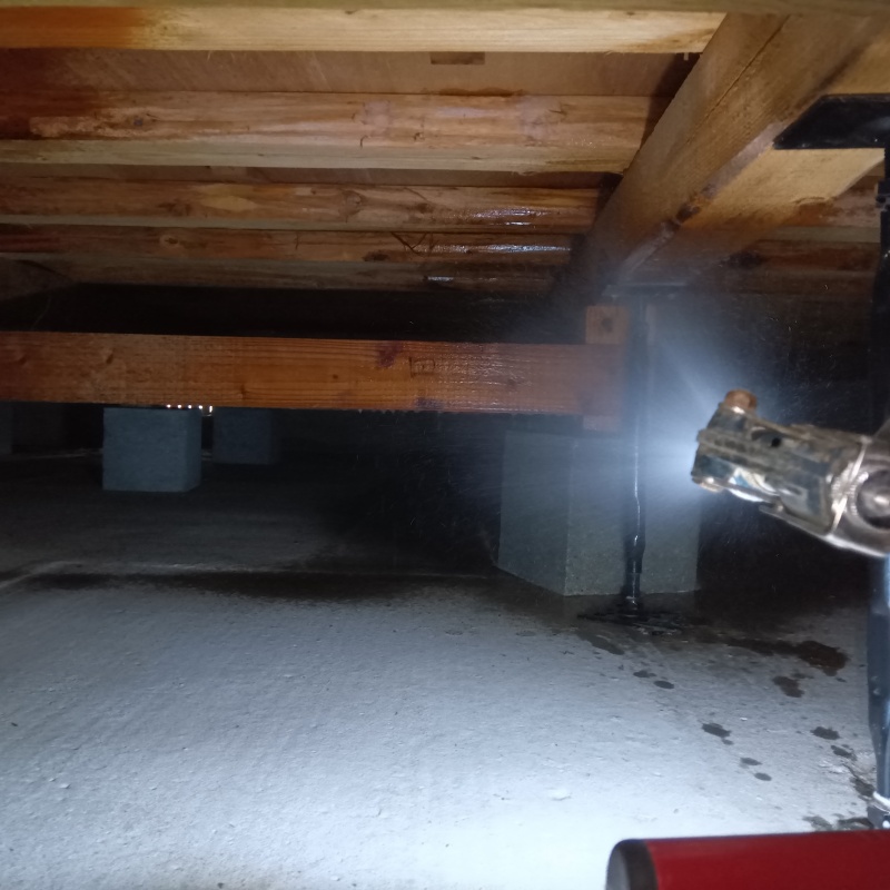 床下木材にシロアリ駆除剤を散布