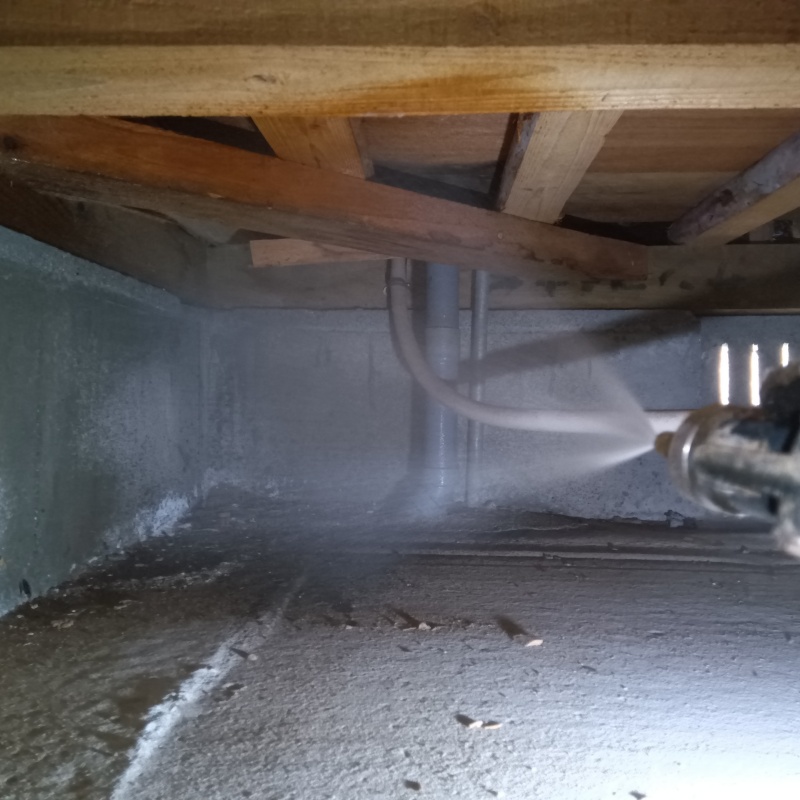 地面・基礎にシロアリ駆除剤を散布