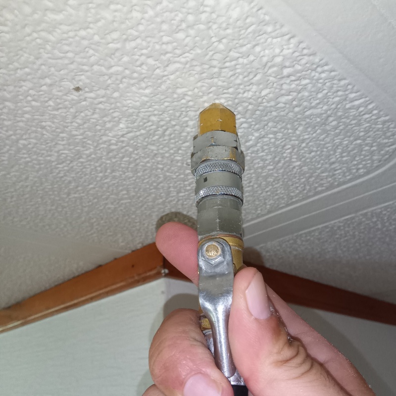 天井に穴を開けてシロアリ駆除剤を注入