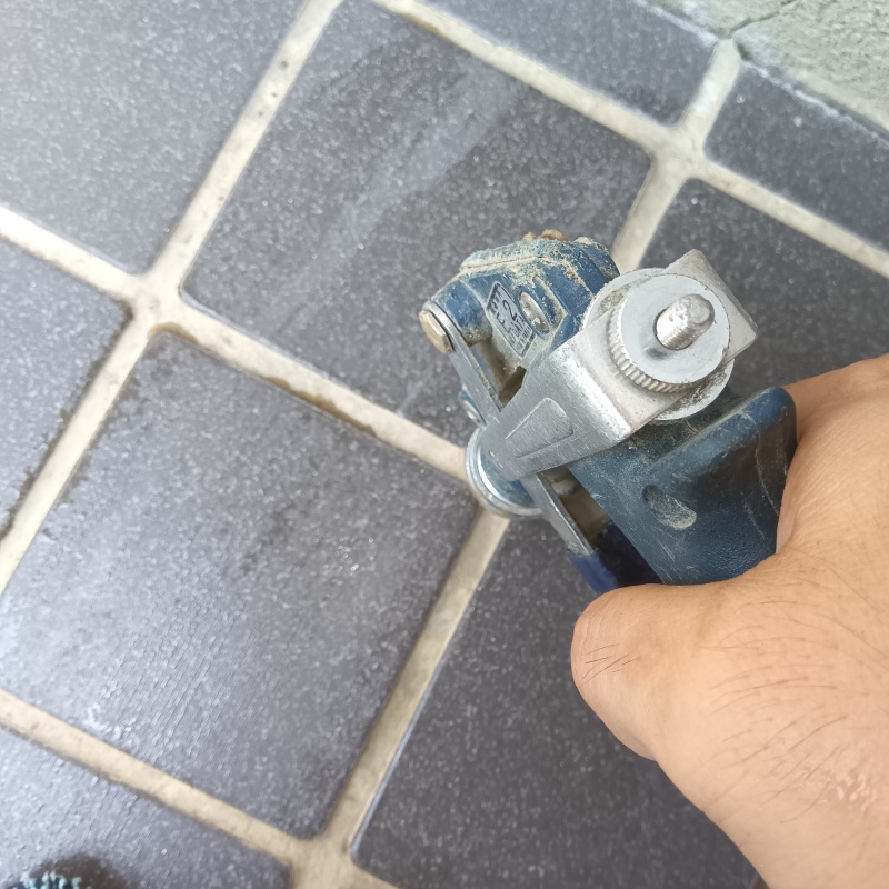 玄関床の目地からシロアリ駆除剤を注入