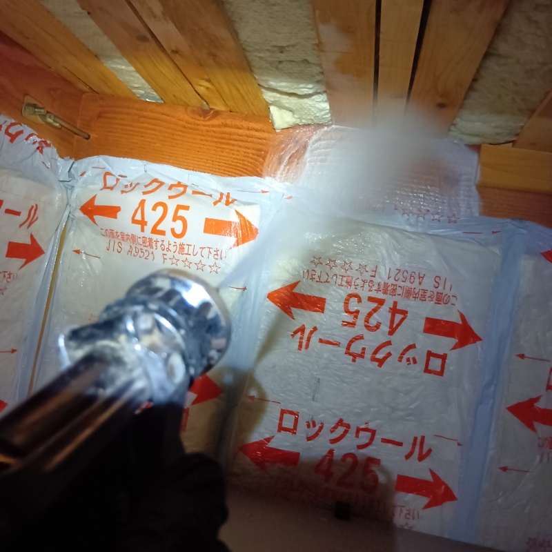 床下木材・断熱材にシロアリ駆除剤を散布