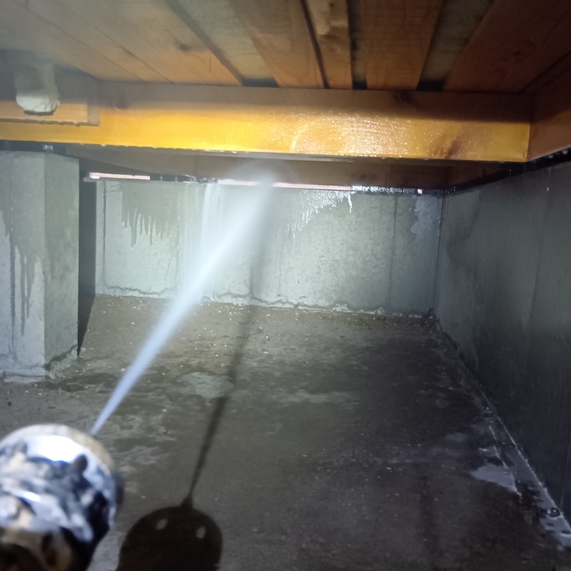 基礎にシロアリ駆除剤を散布