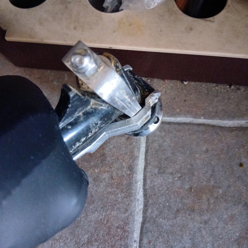 玄関床の目地からシロアリ駆除剤を注入