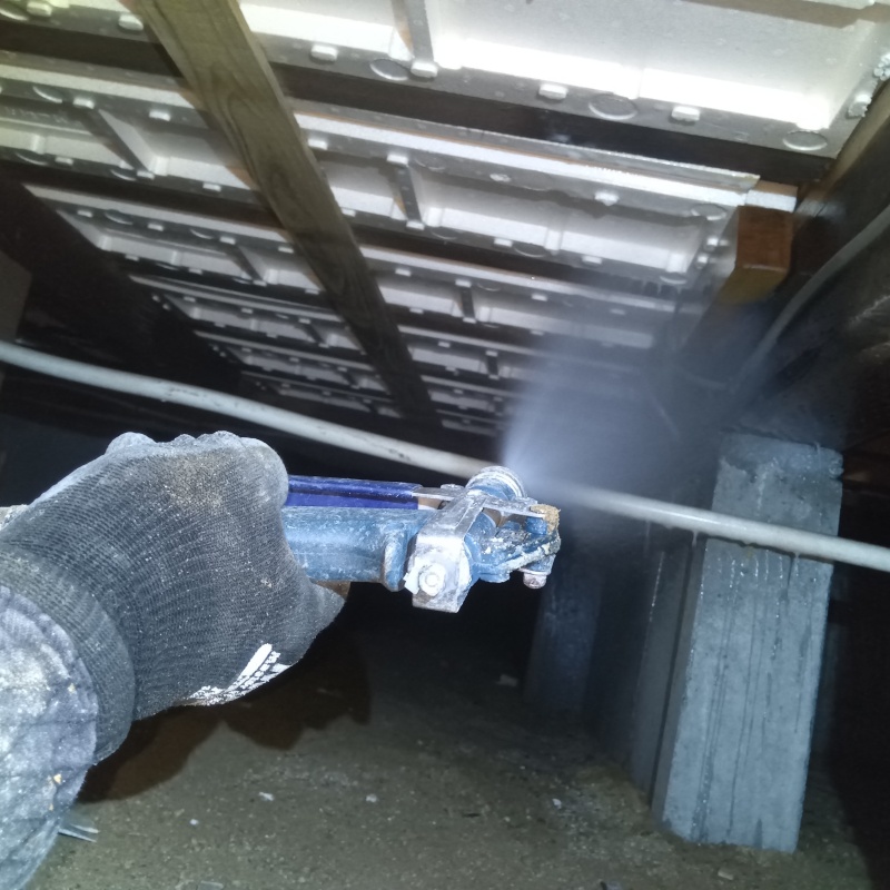 床下木材・断熱材にシロアリ駆除剤を散布