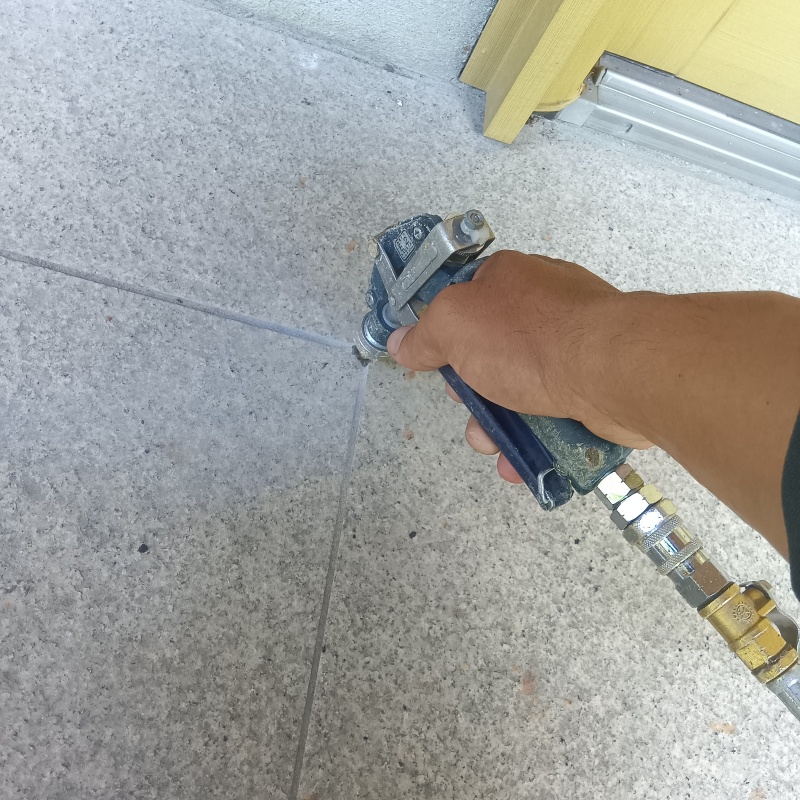 玄関床に穴を開けてシロアリ駆除剤を注入