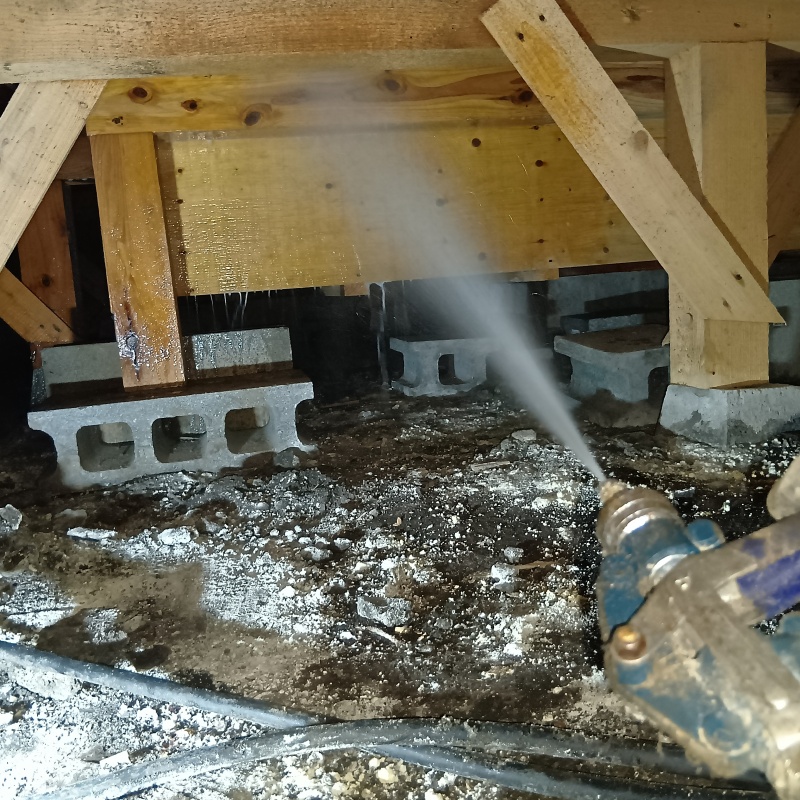 床下木材にシロアリ駆除剤を散布
