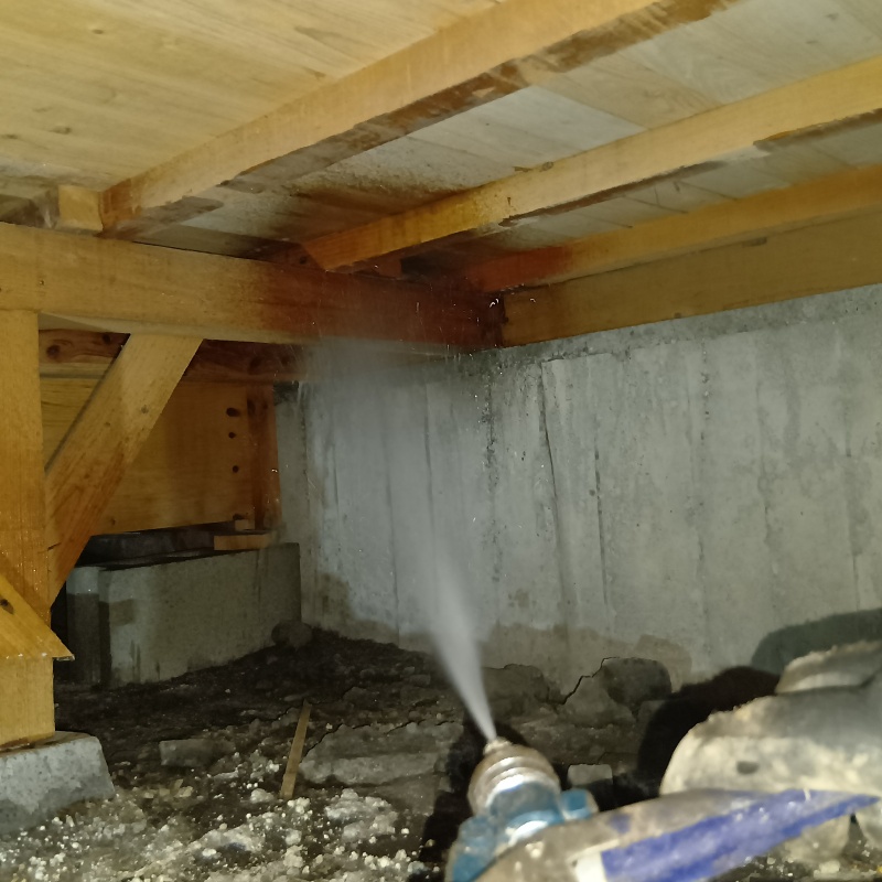 基礎にシロアリ駆除剤を散布