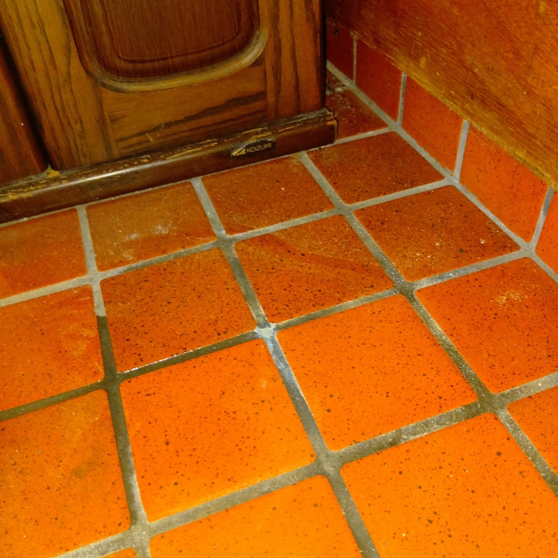 開けた穴を自然な形で補修