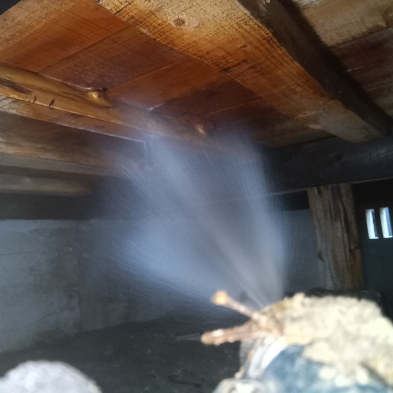 床下木材にシロアリ駆除剤を散布