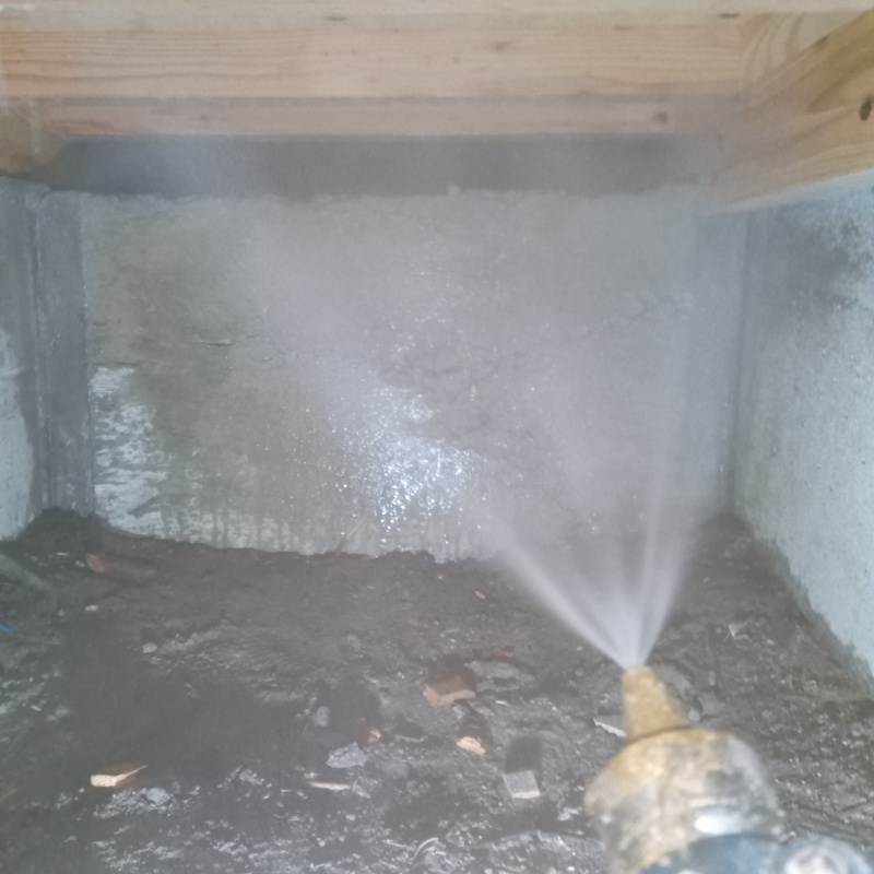 地面・基礎にシロアリ駆除剤を散布