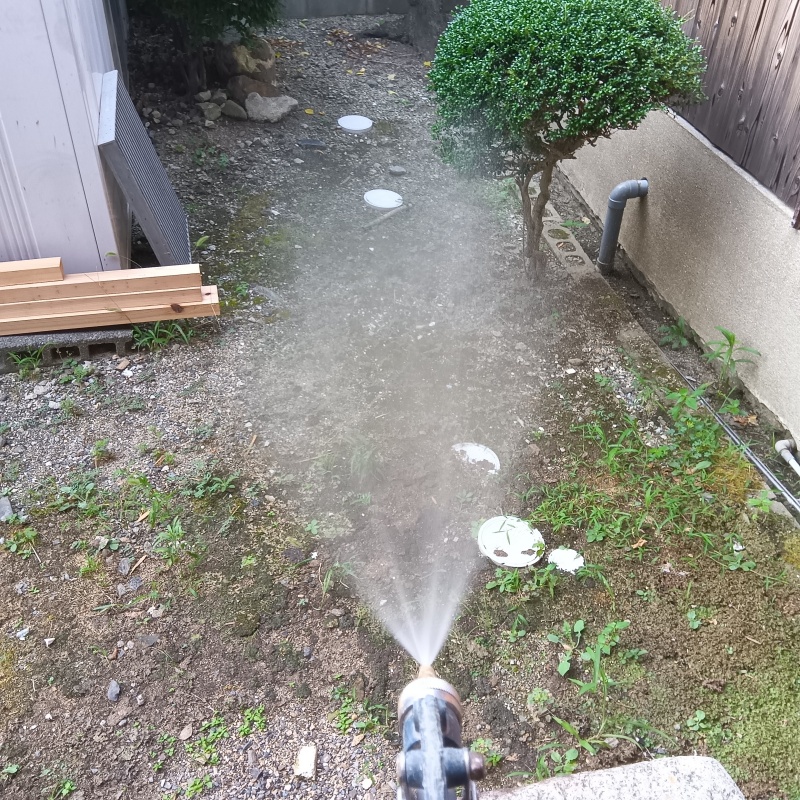 建物外周の土壌にシロアリ駆除剤を散布