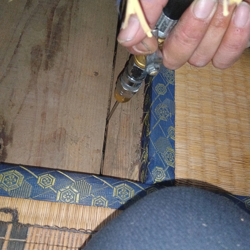 フローリングの目地からシロアリ駆除剤を注入