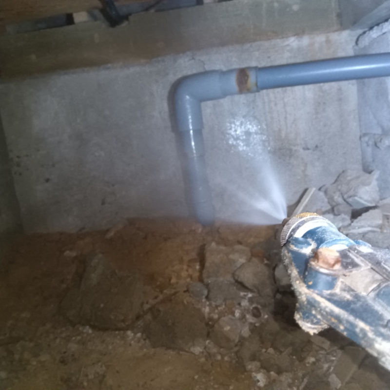 基礎にシロアリ駆除剤を散布