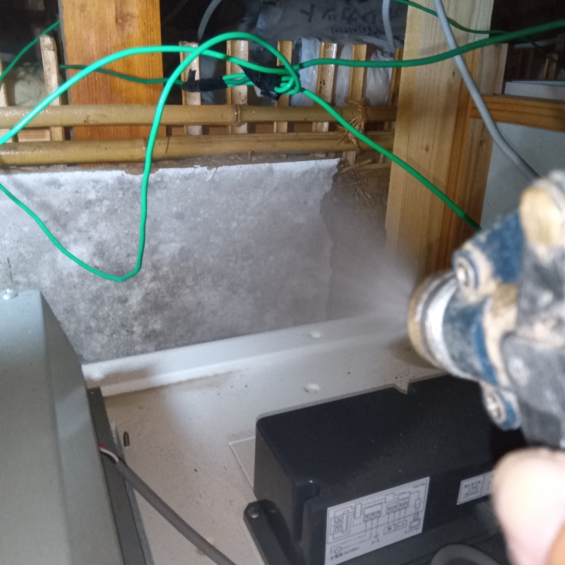 基礎にシロアリ駆除剤を散布