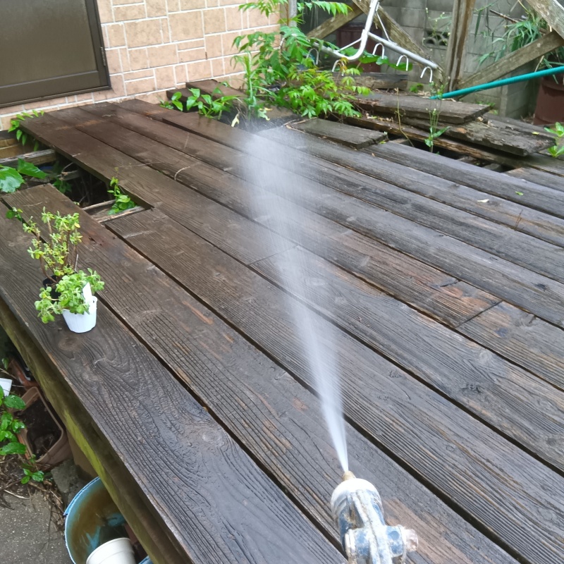 ウッドデッキにシロアリ駆除剤を散布