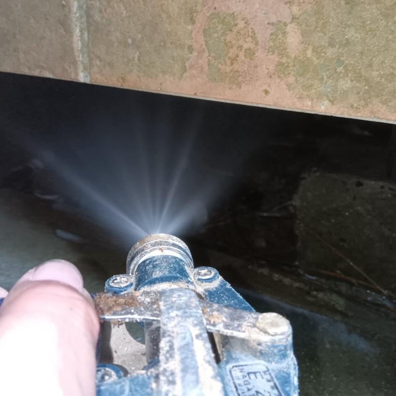 建物外周の土壌にシロアリ駆除剤を散布