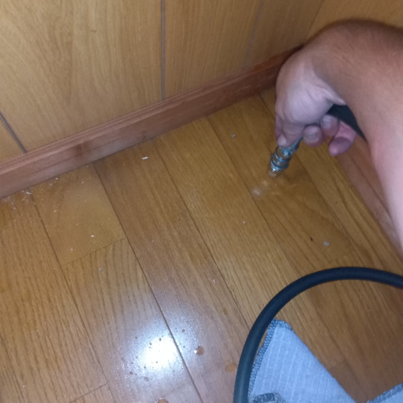フローリングに穴を開けてシロアリ駆除剤を注入