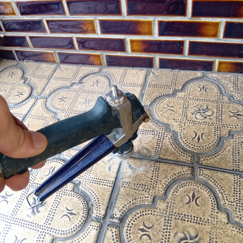 浴室壁に穴を開けてシロアリ駆除剤を注入