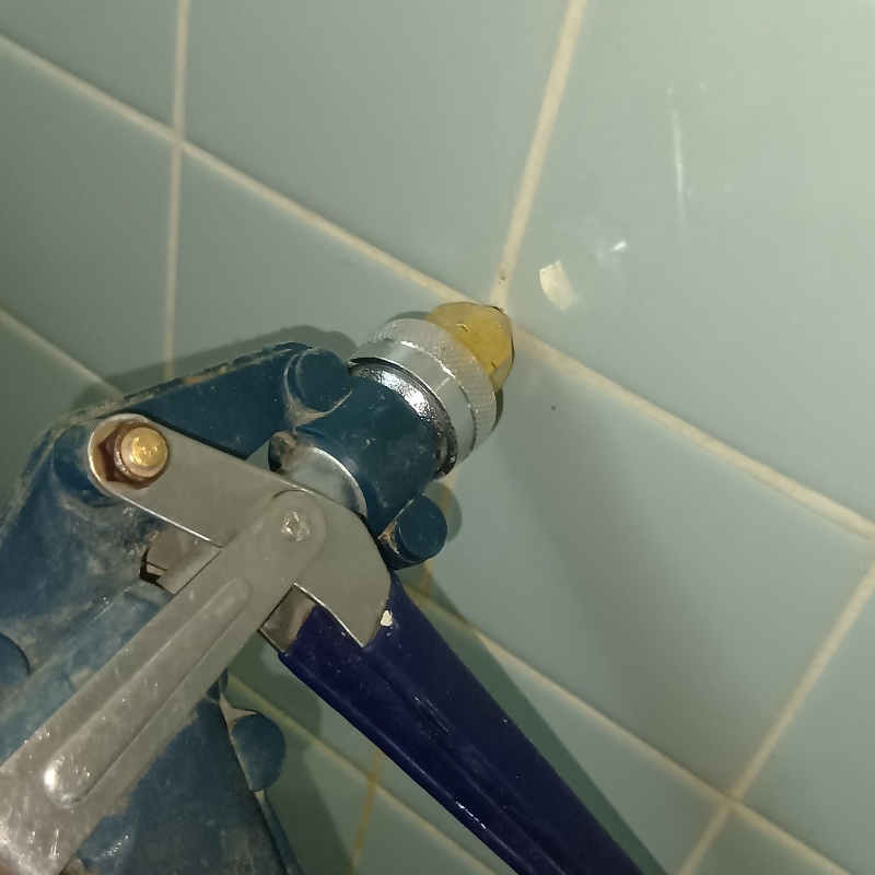 玄関床の目地からシロアリ駆除剤を注入