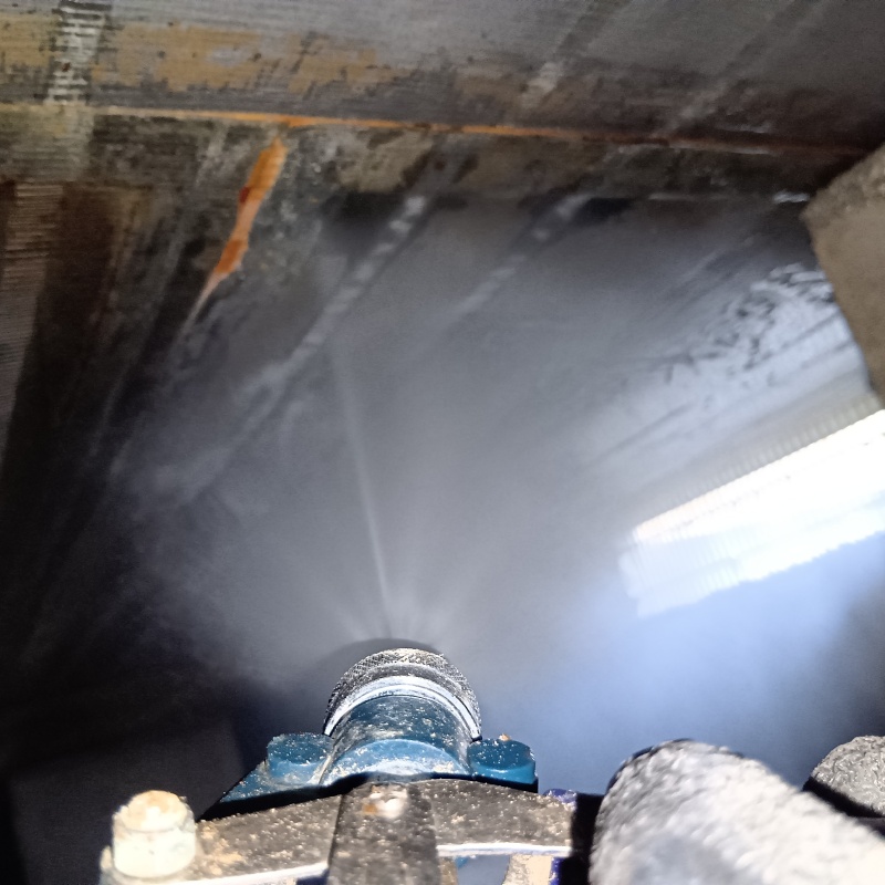 床下木材にシロアリ駆除剤を散布